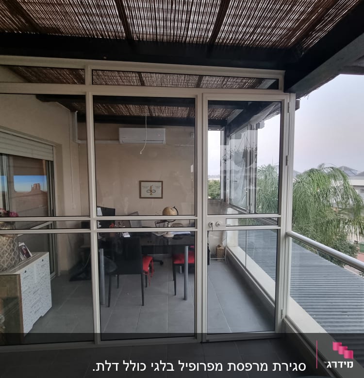 מסגרת אלומיניום לחלון זכוכית במרפסת